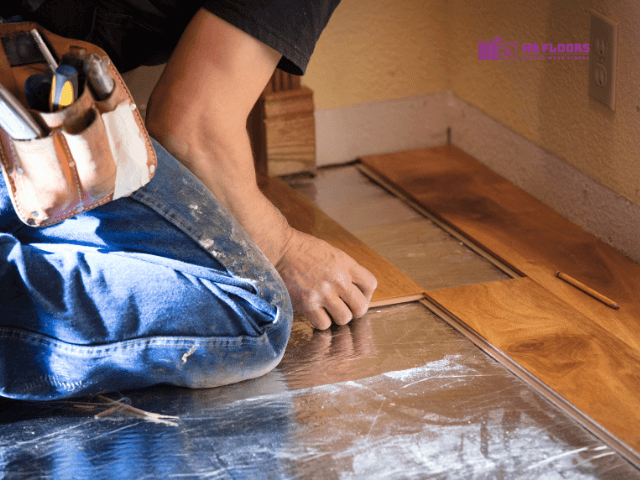 Lắp đặt sàn gỗ bắt đầu từ góc phòng