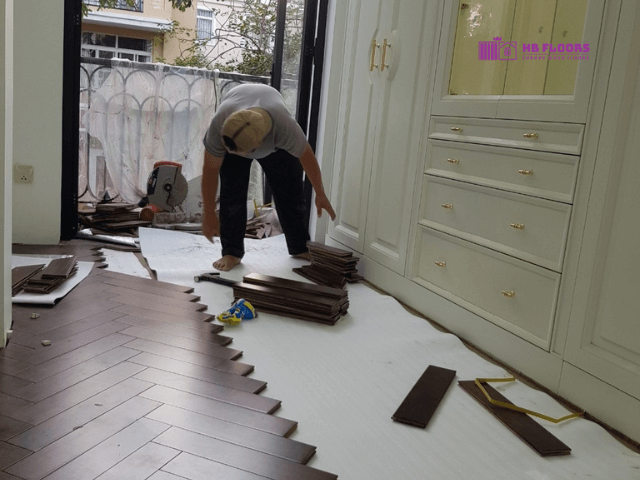 Trải lớp lót sàn để hạn chế ẩm từ nền nhà ngấm lên gỗ