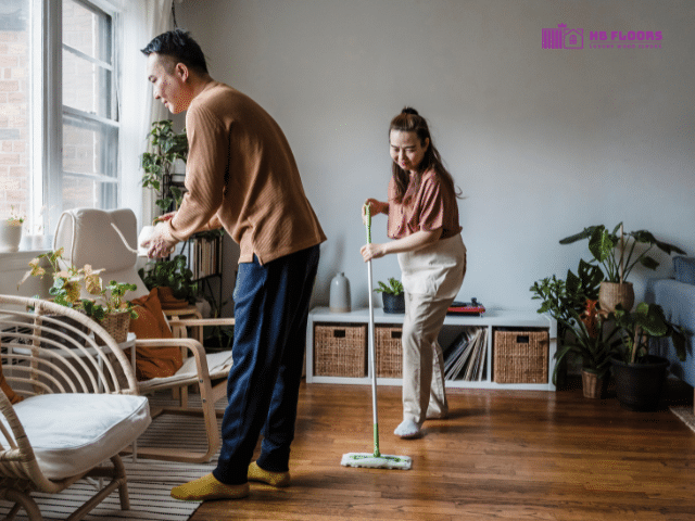 Dọn dẹp đồ dùng trên sàn nhà