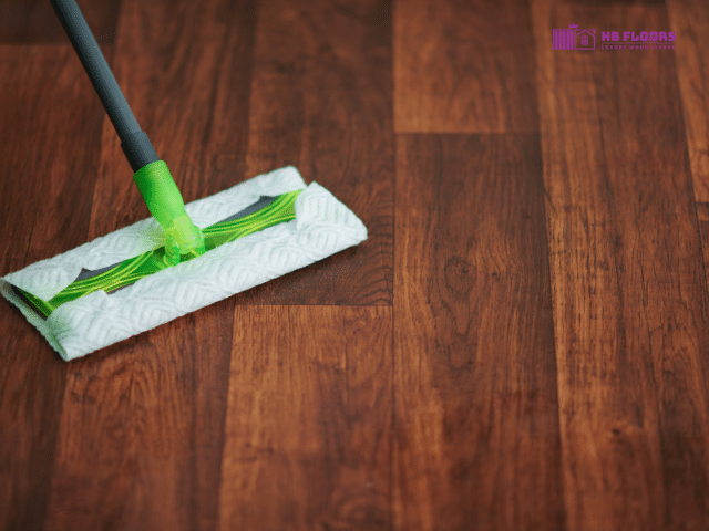 Vì sao cần vệ sinh sàn gỗ định kỳ