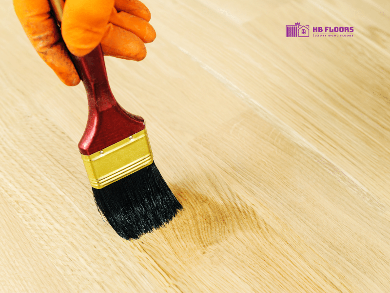 Bảo dưỡng sàn bằng dầu hoặc sáp chuyên dụng