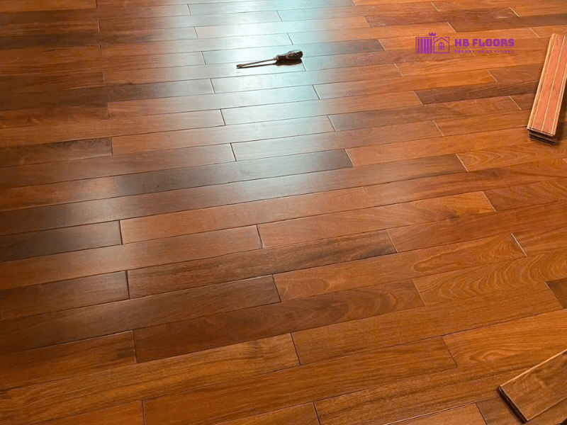 Gỗ Căm Xe nổi bật với màu đỏ đậm truyền thống và vân gỗ sắc sảo