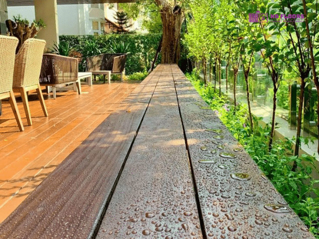Sàn Gỗ Biến Tính Cho Không Gian Ngoài Trời: Giải Pháp Bền Vững Cho Mọi Thời Tiết 4 Sàn gỗ biến tính cho lối đi sân vườn