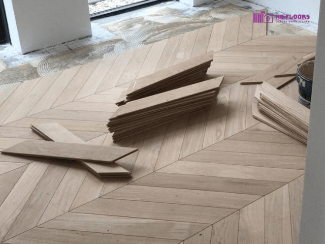 Thi công sàn gỗ sồi Chevron cao cấp