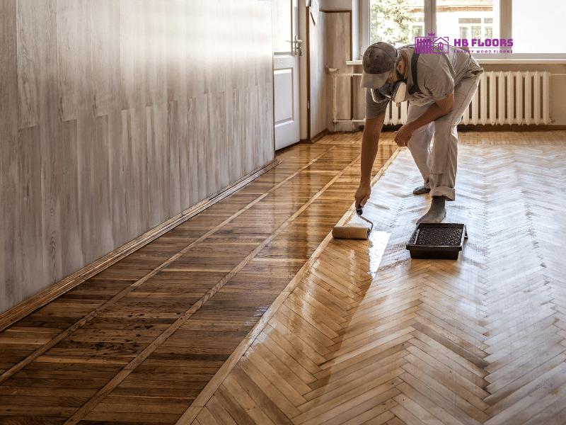 đánh bóng hoặc sơn lại sàn gỗ