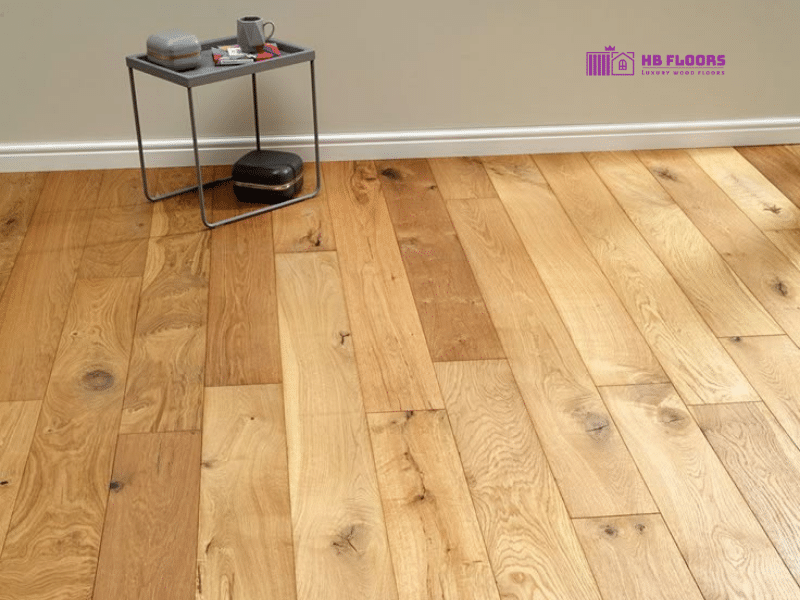 sàn gỗ Teak có màu vàng nâu nhạt cùng vân gỗ thẳng nhẹ, rất dễ phối màu nội thất