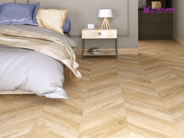 sàn gỗ sồi tự nhiên theo kiểu Chevron trong phòng ngủ mang lại cảm giác ấm áp
