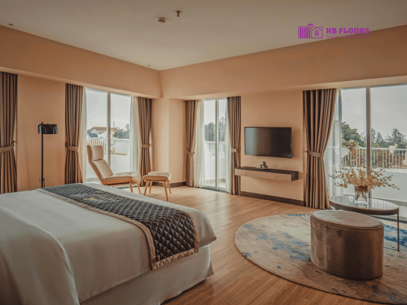 sử dụng rèm cửa cho cửa kính tại các khu vực ánh nắng chiếu mạnh vào sàn