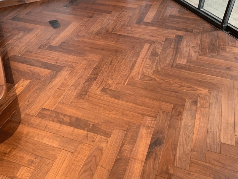 Sàn gỗ Óc chó xương cá – Trầm ấm và đẳng cấp