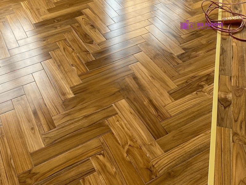 Sàn gỗ Teak xương cá – Bền bỉ và mộc mạc
