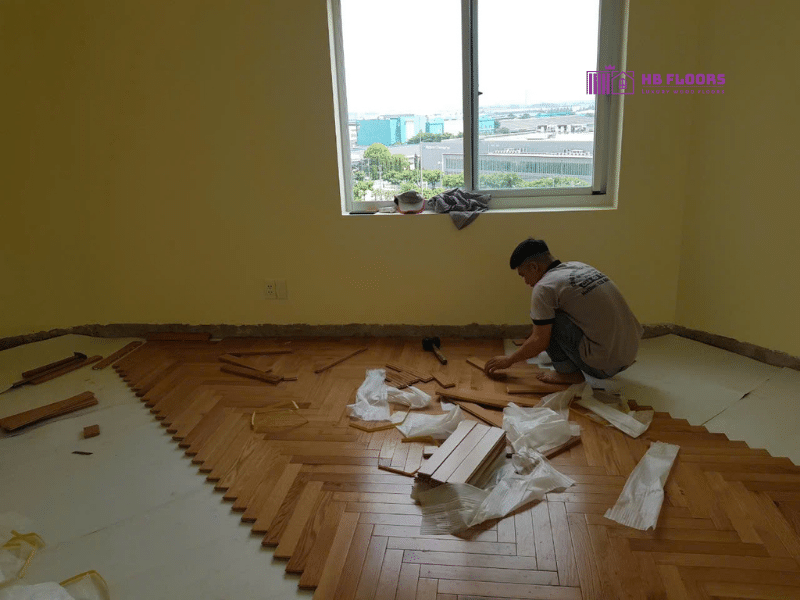 Thi công sàn gỗ xương cá trong phòng khách