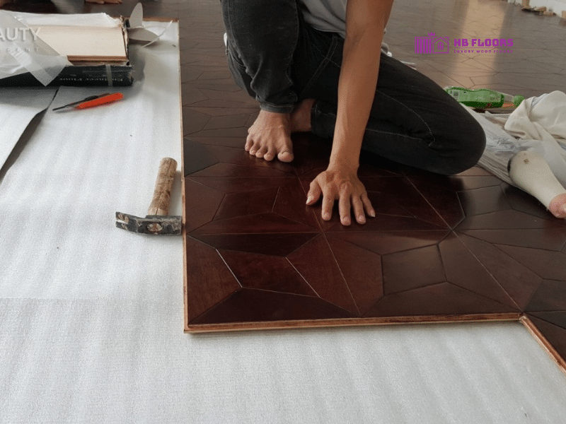 Lót foam chống ẩm trước khi thi công