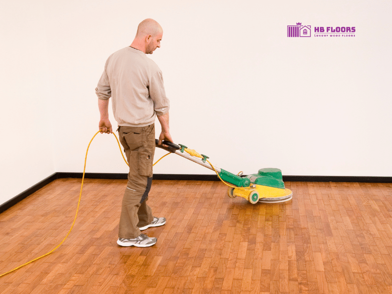 Đánh bóng sàn gỗ tự nhiên bằng khăn mềm hoặc máy