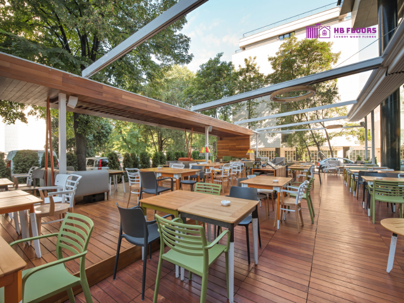 Lắp đặt sàn gỗ tự nhiên cho không gian ngoài trời của quán cafe