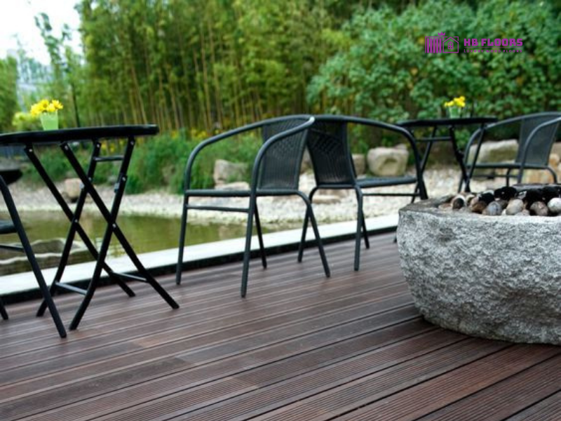 Sàn gỗ nhựa cho không gian quán cafe ngoài trời