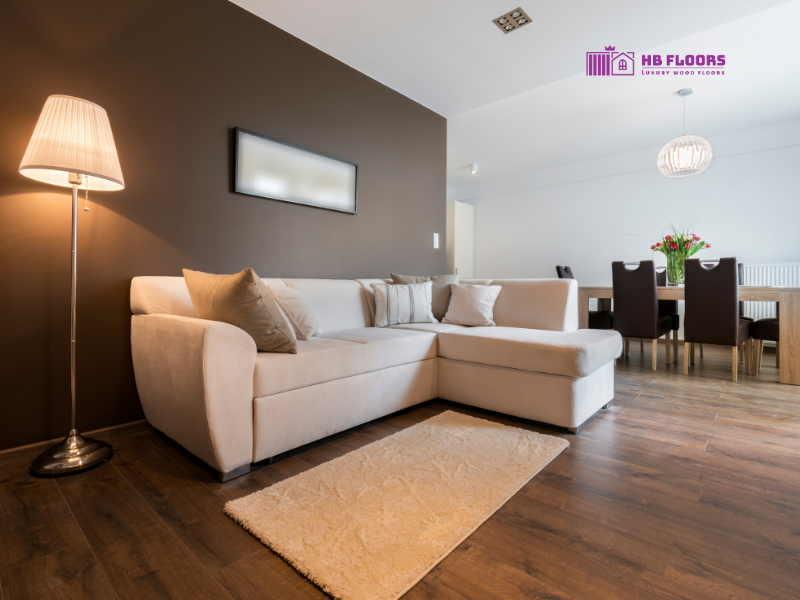 Sử dụng đèn trang trí để tôn lên vẻ đẹp của sàn