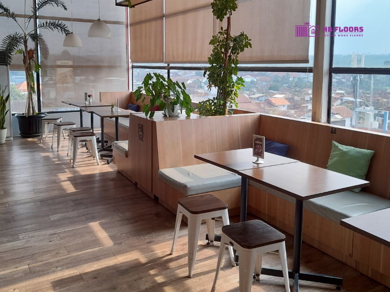 Sử dụng sàn gỗ kỹ thuật cho không gian bên trong quán cafe